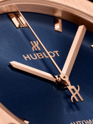 5_Classic-Fusion-King-Gold-Blue-42-mm-close-up-shot (1)